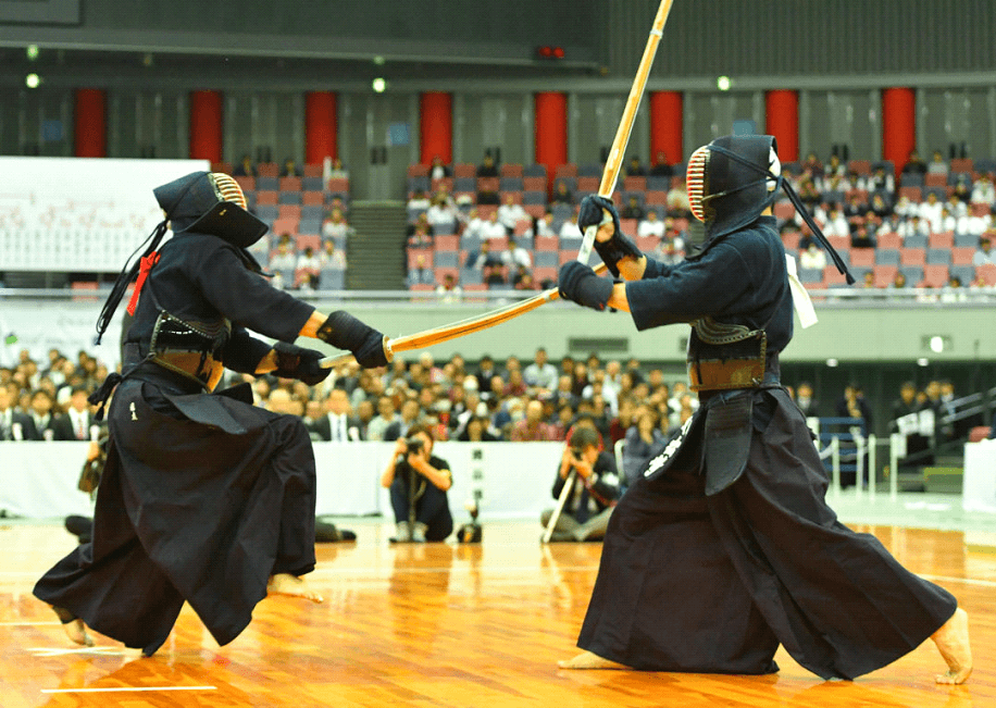 Dois competidores tentam se atingir durante o 67º Campeonato Nacional de Kendo do Japão. Foto cortesia de Kendo Jidai International