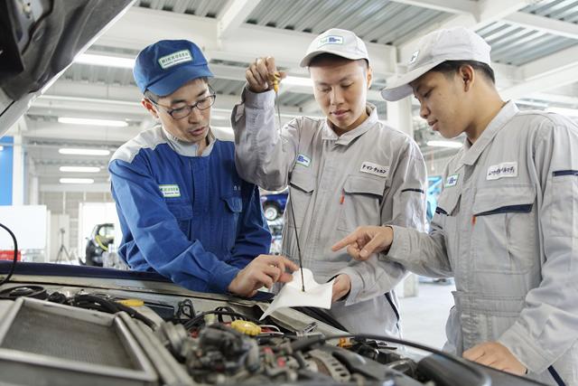 Trzech japońskich mechanik&oacute;w i części samochodowe