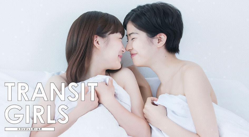 Pareja de protagonistas en la cama entre sabanas