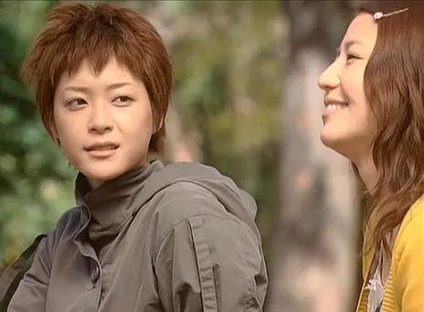 Protagonista del drama mirando a su enamorada