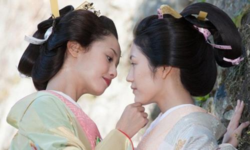 Protagonistas de la serie intentando besarse