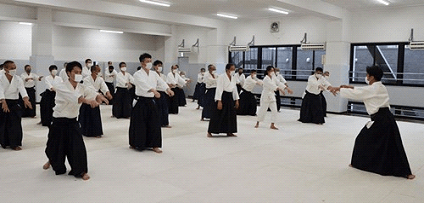 Um grupo de estudantes está realizando seu treinamento de Aikido dentro do Hombu Dojo. Foto cortesia da Federação Internacional de Aikido.