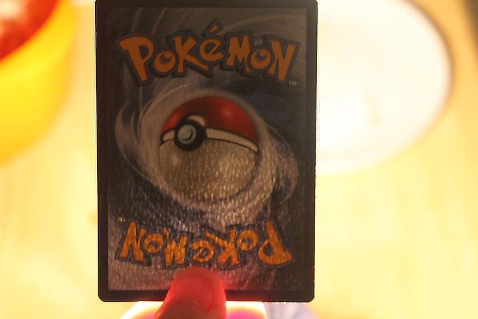 Comparaison de transparence sous la lumi&egrave;re entre vraie et fausse carte Pok&eacute;mon