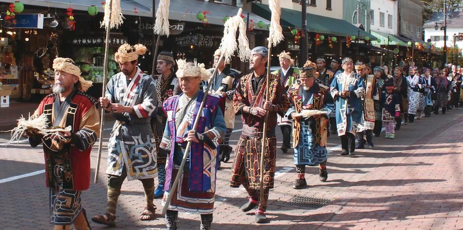 A&iuml;nou d&eacute;filant &agrave; Hokkaido