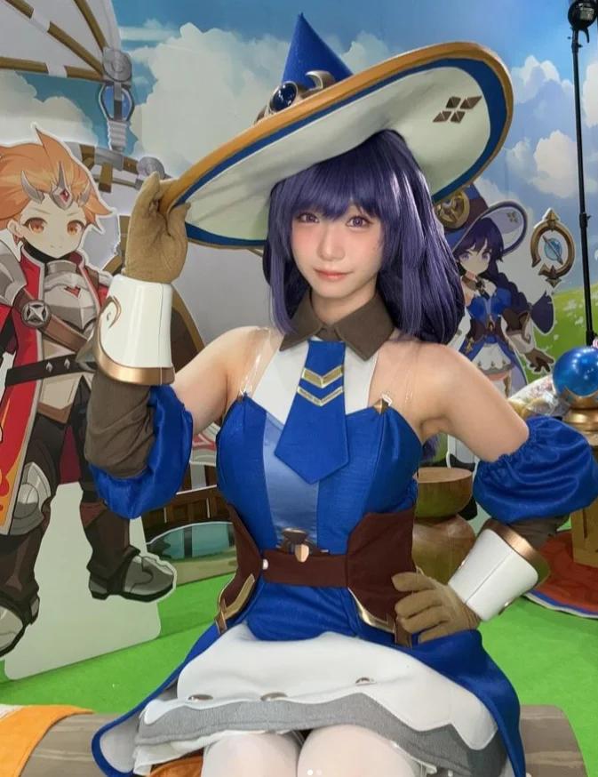 Cosplayer Moe como Mona de Genshin Impact