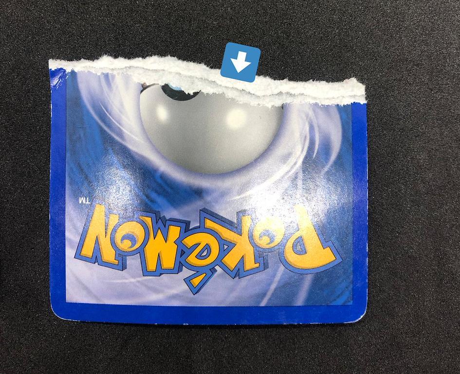 Couche noire visible sur la tranche d'une vraie carte Pok&eacute;mon d&eacute;chir&eacute;e