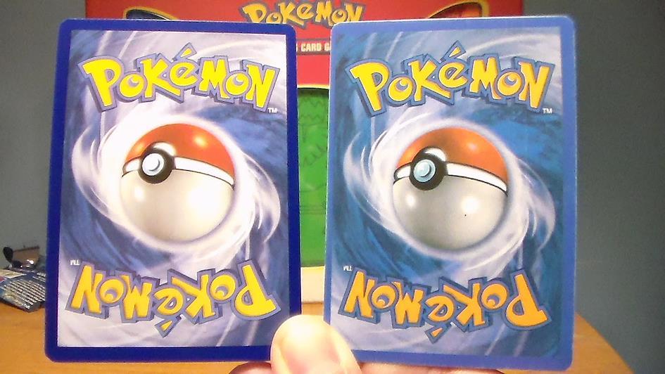 Nuance de bleu incorrecte au dos d'une fausse carte Pok&eacute;mon