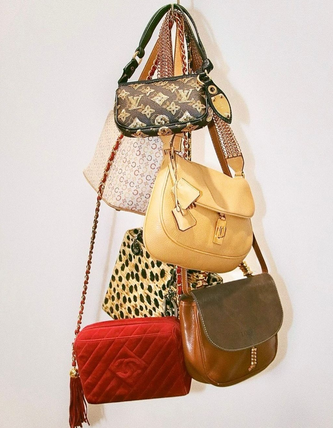 Mulher Segurando Bolsa de Designer