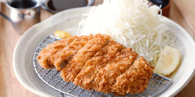 tonkatsu, carne de porco empanada estilo japones