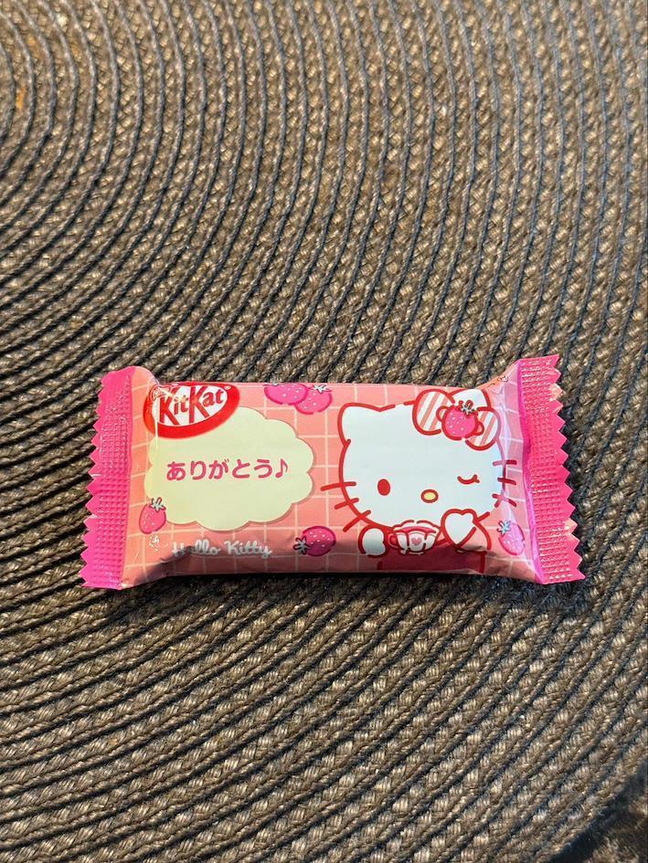 Hello Kitty Kitkat полуниця