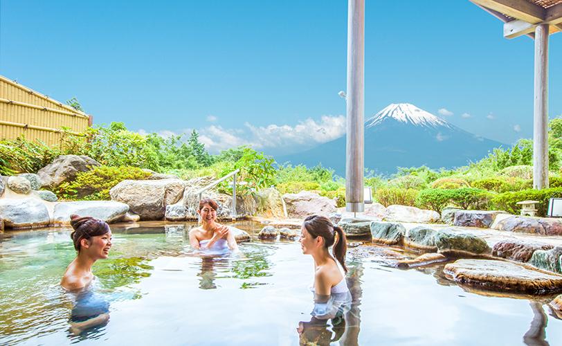 Onsen féminin avec paysage bains chauds
