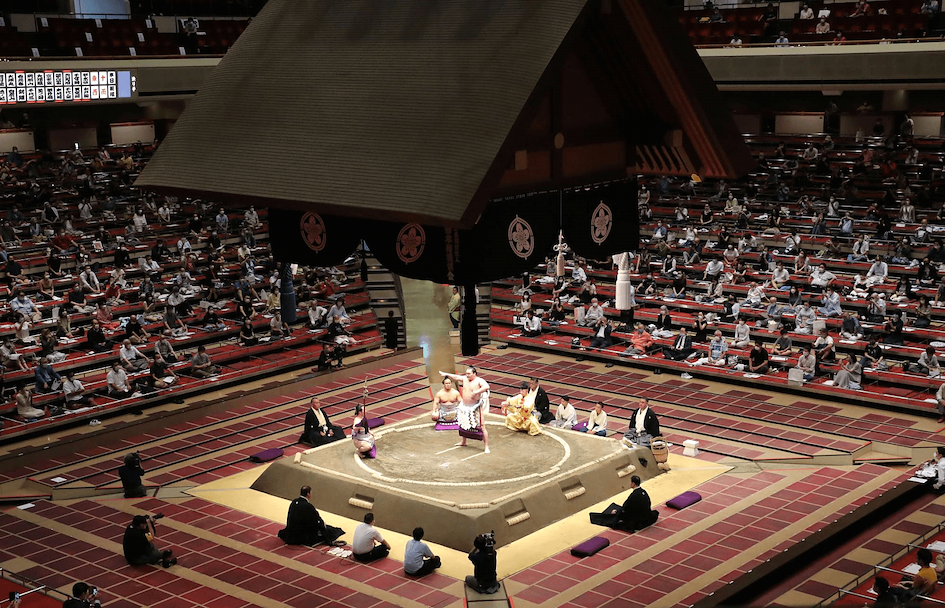 Um lutador de sumô realiza uma cerimônia em um grande torneio de sumô no Ryogoku Kokugikan. Foto cortesia de The Japan Times