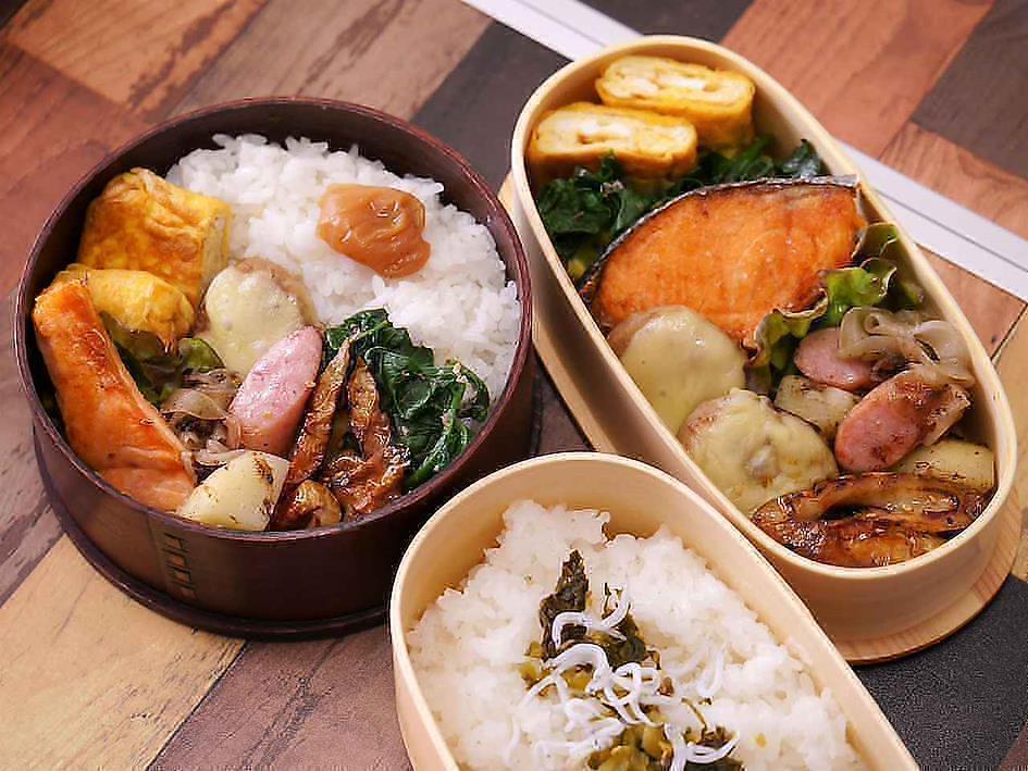 tres cajas bento en una mesa