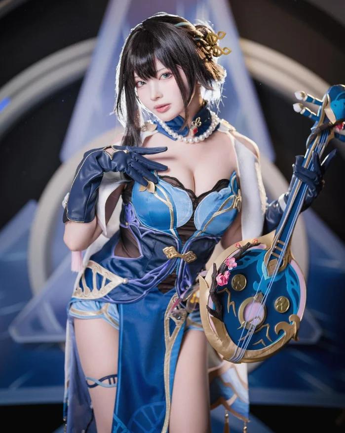 Cosplayer Sithle como Ruan Mei de Honkai: Star Rail