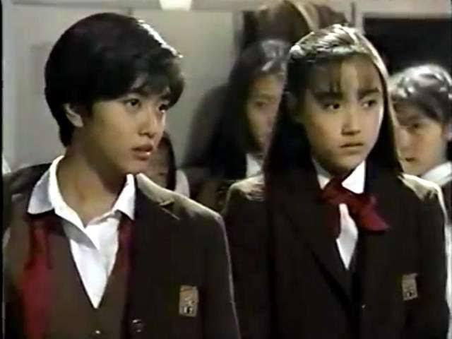 Protagonistas mirando fijamente a otra persona