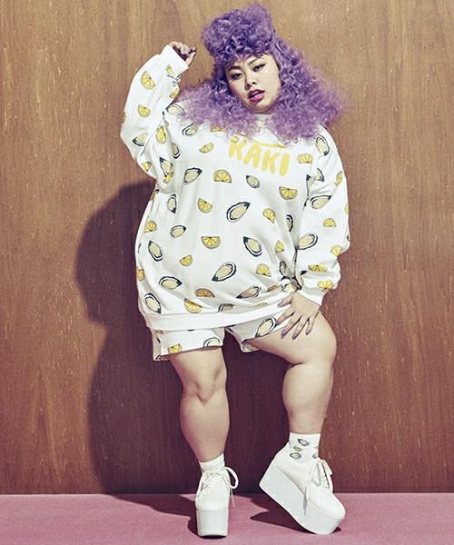 La reconocida actriz Naomi Watanabe luciendo su marca de ropa Punyus