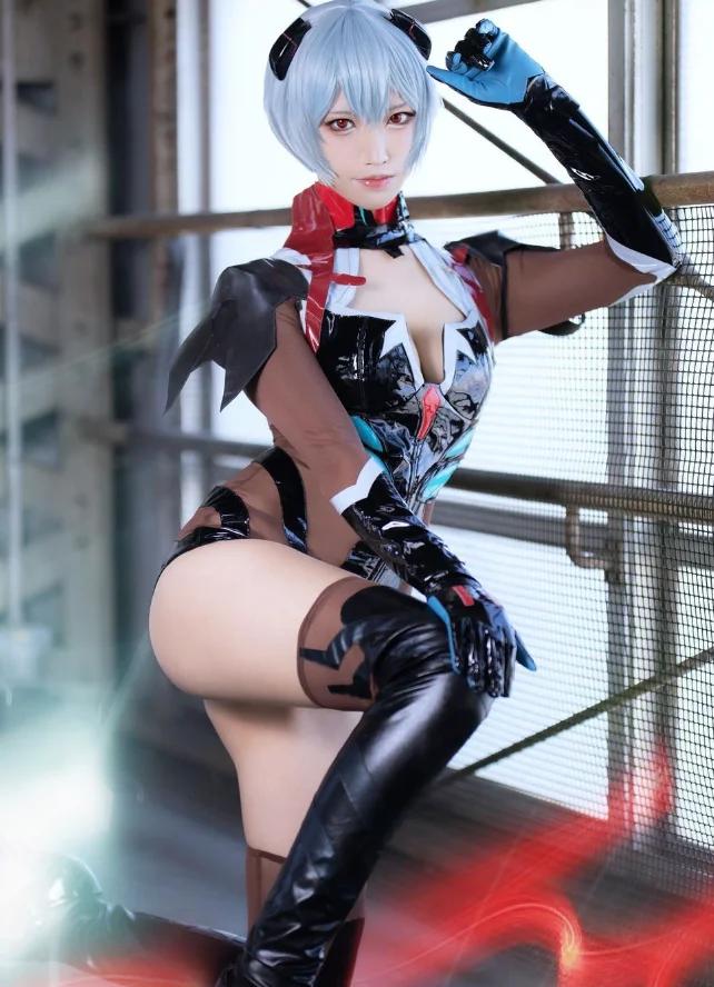 Cosplayer Ponyo como Rei de Evangelion