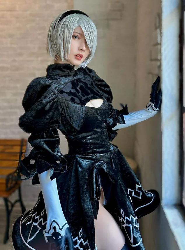 Cosplayer Rosiel como 2B de NieR:Automata