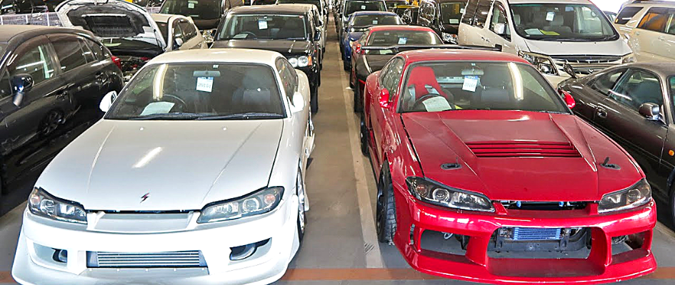 vários carros japoneses expostos