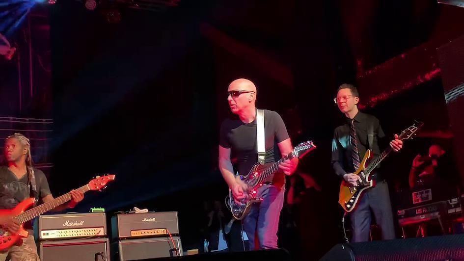 Joe Satriani mit Ibanez-E-Gitarre
