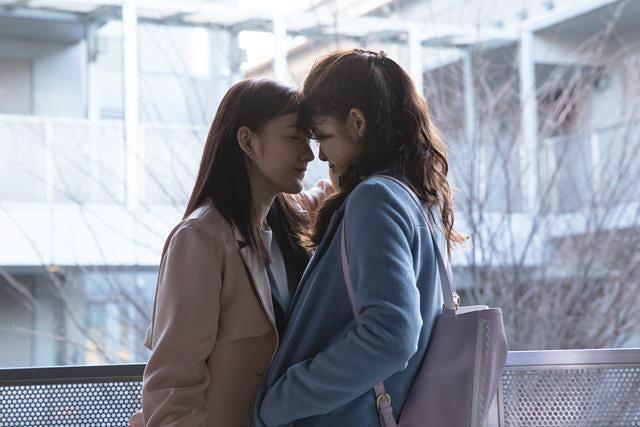 Pareja de mujeres abras&aacute;ndose sensualmente