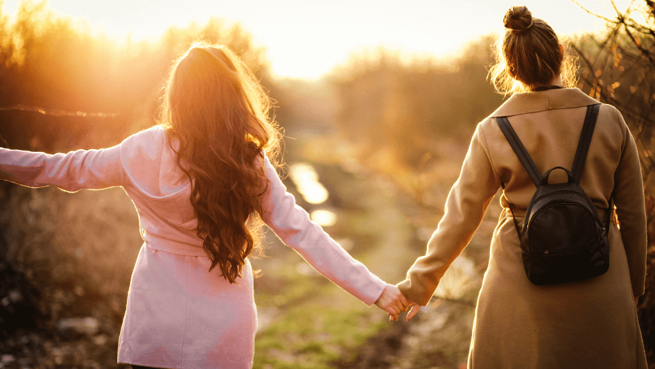 pareja de mujeres cogi&eacute;ndose de la mano