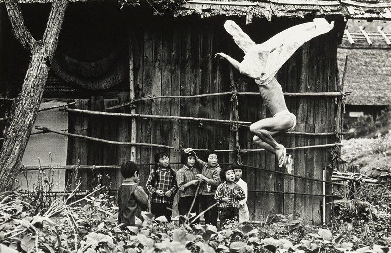 Uma das fotos do álbum Kamaitachi por Eikoh Hosoe