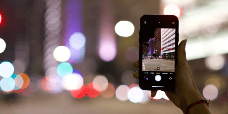 Teléfono móvil usando la cámara en la calle
