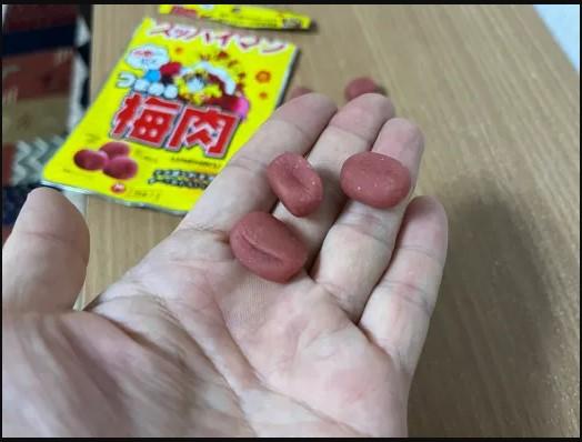 Suppaiman seedless plum candy in a customer’s hand. Photo courtesy of Japanese-Products Blog.