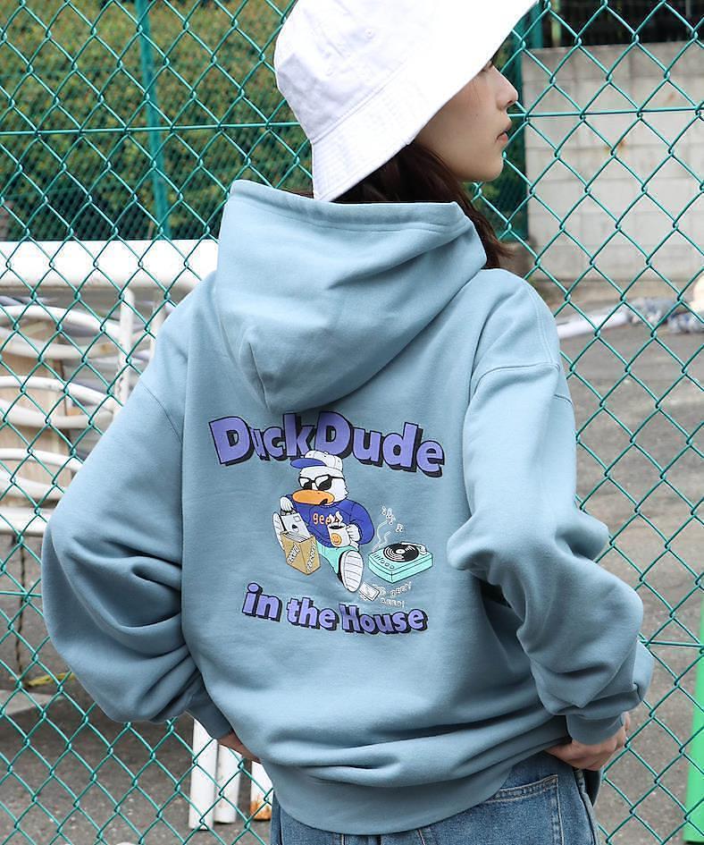 Femme portant des v&ecirc;tements Duck Dude