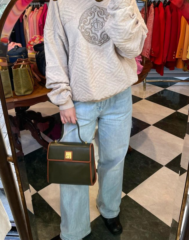 Look com bolsa vintage da Celine