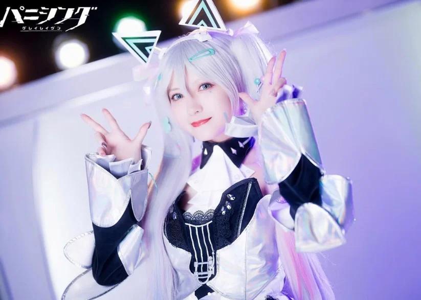 Cosplayer Nashiko como Karerina de Punishing: Gray Raven