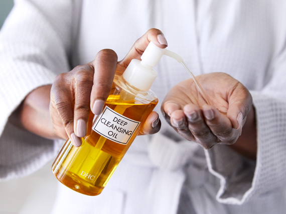 Pessoa utilizando o DHC Deep Cleasing Oil