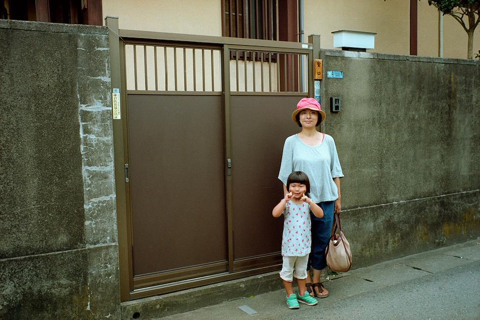 Mãe e filha japonesas posando para foto