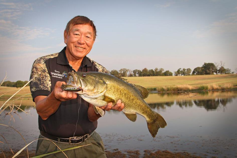 GARY YAMAMOTO COM PEIXE NA MÃO