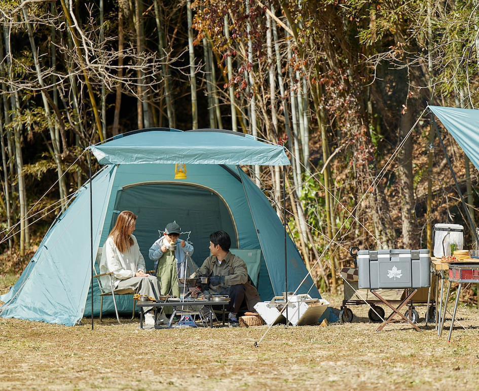 Tienda de logos y camping familiar.