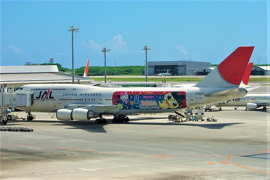 Un avion de la Japan Air Line &agrave; l'effigie des personages de Tamagotchi