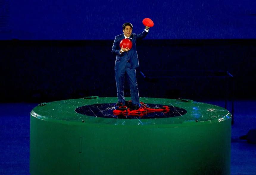 Ex-primeiro ministro japon&ecirc;s Shinzo Abe vestido de Mario