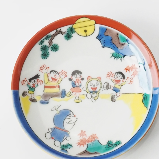 Prato de cerâmica em colaboração com Doraemon