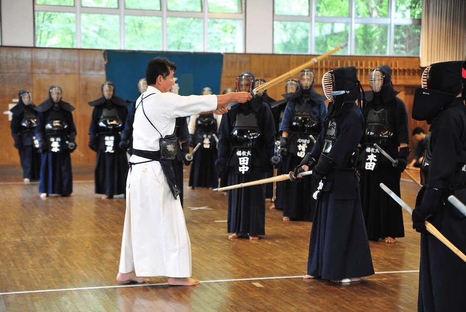 Sumi Masatake conduz uma sessão de treinamento com praticantes de judô em um dojo. Foto cortesia de Kendo Jidai International.