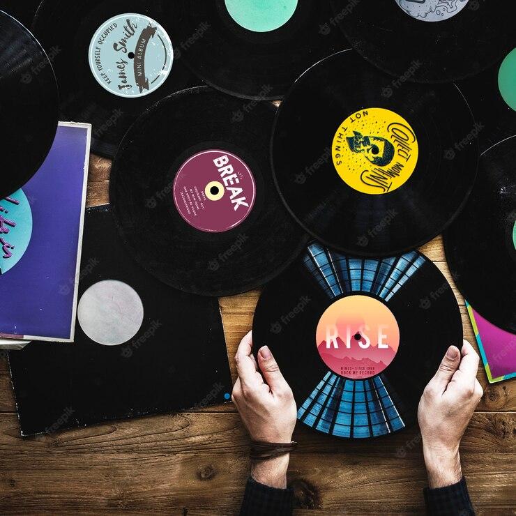 Discos de vinilo en una mesa con un tocadiscos