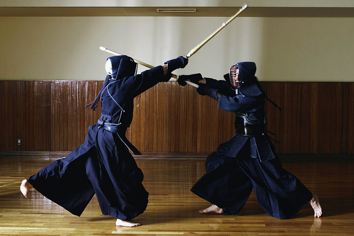 Võ sĩ Kendo đang luyện tập kiếm đạo 