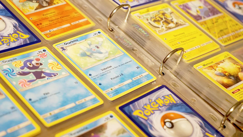 Un classeur de cartes de collection Pokémon