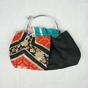 Bolso de Mano Tipo Kimono<br>Un bolso hecho de una hermosa tela de kimono