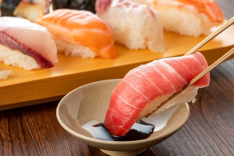 como comer sushi corretamente