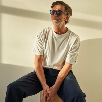 Чоловік одягнутий в стиль Normcore