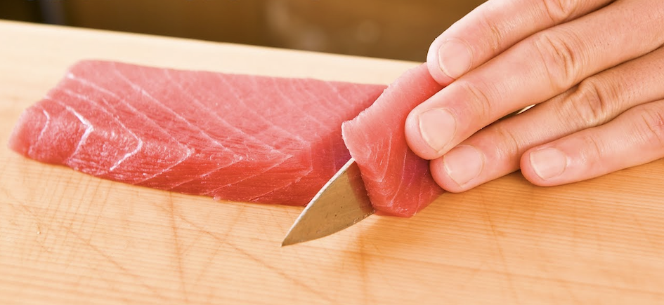 cortando file de atum para sushi