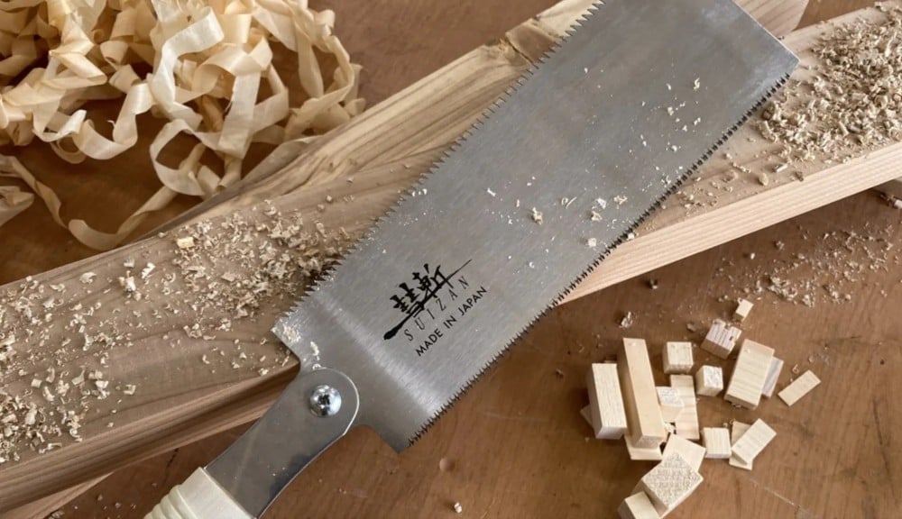 Sierra japonesa con madera cortada