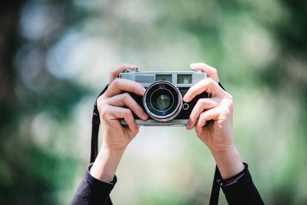 фотоапарат в руках