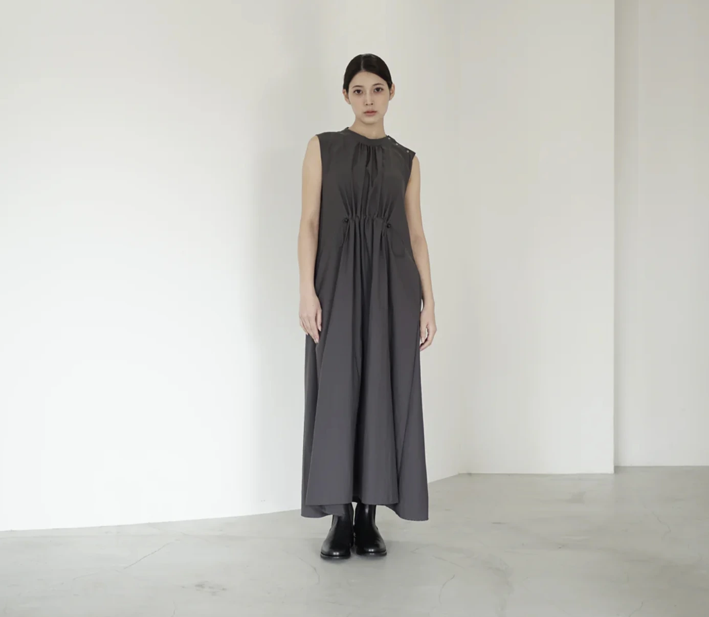 mod&egrave;le avec robe minimaliste grise Itochi